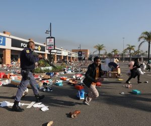 Looting Pic: SANDILE NDLOVU
