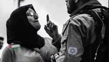 Palestinian woman confronts Israeli occupation solider 2021