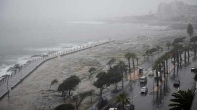 Roads-in-Sea-Point-Capetonians-have-been-cautioned-to-prepare-for-a-cold-front-making-landfall-on-Tuesday-night-bring-strong-winds-and-heavy-rain-Picture-Armand-Hough-African-News-Agency-ANA