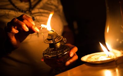 Venezuelan Elvia Helena Lozano lights a kerosene lamp during a power outage at her home in Caracas on March 9, 2019. - Sunday is the third day Venezuelans remain without communications, electricity or water, in an unprecedented power outage that already left 15 patients dead and threatens with extending indefinitely, increasing distress for the severe political and economic crisis hitting the oil-rich South American nation.


øPodr· salvar la comida en la nevera? øCu·nto durar· el agua que recogiÛ en tobos? øAcabar· el 